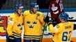 Radosť švédskych hráčov z gólu, zľava Mikael Backlund, Jimmie Ercisson a Linus Omark, v dueli MS v Rusku proti Lotyšsku.