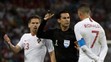 Cristiano Ronaldo a spoluhráč Adrien Silva v debate s mexickým rozhodcom Cesarom Ramosom.