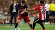 Lionel Messi (Barcelona) a Mikel Balenziaga (Athletic Bilbao) počas Superpohára.