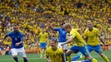 Švédska ikona hráč Zlatan Ibrahimovič padá po kolízii s Talianom Andreou Barzaglim, loptu berie Emil Forsberg.