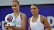 Anna Karolína Schmiedlová drží trofej po zisku druhého titulu na okruhu WTA po triumfe nad Sarou Erraniovou.