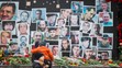 Pamätne miesto na ulici v Kyjeve s fotografiami mužov, ktorí prišli o život. 22. február