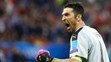 Brankárska legenda Gianluigi Buffon sa raduje z gólu spoluhráča Emanueleho Giaccheriniho proti Belgicku.