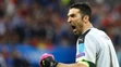 Brankárska legenda Gianluigi Buffon sa raduje z gólu spoluhráča Emanueleho Giaccheriniho proti Belgicku.
