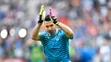 Brankár talianskej futbalovej reprezentácie Gianluigi Buffon tlieska fanúšikom pred začiatkom duelu so Španielskom na ME.