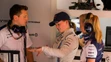 Susie Wolffová  sa rozpráva s členmi tímu Williams Martini v boxoch počas prvého voľného tréningum na VC Španielska (8. mája 201