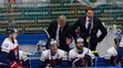Tréner slovenskej hokejovej reprezentácie Vladimír Vůjtek (v pozadí vľavo) a jeho asistent Vladimír Országh dávajú pokyny