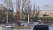 Ťažká technika asistuje pri riadenom potápaní dvoch 80 metrov dlhých člnov naložených kameňmi.