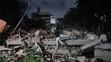Na snímke muž skáče po ruinách budovy po zemetrasení, ktoré postihlo venezuelské hlavné mesto Caracas.