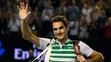 Švajčiarsky tenista Roger Federer sa lúči s divákmi po prehre s Novakom Djokovič na AO.