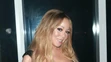 Mariah Carey sa svojpomocne snaží nastúpiť do auta