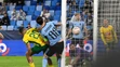 Druhý zľava Andraž Šporar (Slovan) strieľa gól popri brániacom Kristiánovi Barim (Žilina) v stretnutí 8. kola futbalovej Niké ligy.