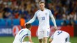 Anglický futbalista Wayne Rooney utešuje svojich spoluhráčov po osemfinálovej prehre s Islandom na ME.