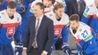 Druhý zľava prezident SZĽH Miroslav Šatan a sprava Marek Hrivík, Pavol Regenda a Peter Cehlárik po tímovom fotení na MS 2023.
