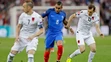 Francúzsky futbalista Dimitri Payet (uprostred) a hráči Albánska Burim Kukeli (vpravo) a Ansi Agolli (vľavo) v súboji.