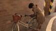 Lucia Nicholsonová parkuje bicykel v parlamentnej garáži.