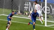 Talian Giorgio Chiellini (vpravo) sa teší po strelení úvodného gólu v osemfinále ME proti Španielsku.