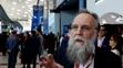 Aleksandr Dugin hovorí s novinármi počas svojej účasti na Medzinárodnom ekonomickom fóre v Petrohrade (SPIEF) v Petrohrade.