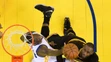 Draymond Green bojuje pod košom s LeBronom Jamesom.