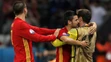 Španiel Nolito (v strede) oslavuje druhý gól proti Turecku s brankárom Ikerom Casillasom a Alvaro Moratom.