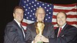 Na snímke z roku 1990 pózuje vtedajší šéf FIFA Joao Havelange s  trofejou pre víťaza MS vo futbale.