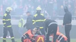 Záchranári ratujú zraneného v derby zápase Trnavy so Slovanom.