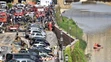 Hasiči zasahujú na mieste prepadnutia časti nábrežia rieky Arno.
