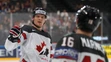 Colton Parayko (vľavo) a jeho kanadský spoluhráč Mitch Marner sa tešia zo zásahu proti Nórsku v stretnutí MS 2017.