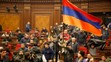 Ľudia protestujú proti podpísaniu dohody o ukončení vojny v Karabachu po tom, čo sa vlámali do budovy parlamentu.