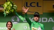 Peter Sagan hádže do davu kyticu