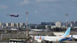Cestujúci nastupujú do lietadla spoločnosti FlyDubai na medzinárodnom letisku Ben Gurion.