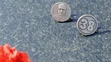 Pamätník na mieste nehody nedaľeko letiska v Jaroslavli. Odznaky s podobizňou Pavla Demitru a jeho číslom.