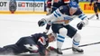 Fínska hviezda Mikael Granlund (v bielom) proti Američanovi Connorovi Murphymu počas duelu B-skupiny na MS v Rusku.