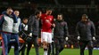 Zranený Zlatan Ibrahimovič z ManUtd opúšťa trávnik v odvete štvrťfinále EL proti Anderlechtu.