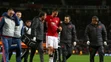 Zranený Zlatan Ibrahimovič z ManUtd opúšťa trávnik v odvete štvrťfinále EL proti Anderlechtu.