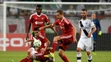 Trenčania Denis Jančo (dole), Christopher Udeh (vľavo vzadu), James Lawrence (druhý sprava) a hráči Varšavy Nemanja Nikolič (vpr