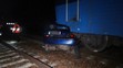 Zošrotované auto vlakom na trati v obci Kařízek na Rokycansku.