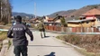 Osadu v Krompachoch strážia policajti aj vojaci.