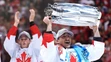 Brad Marchand s trofejou pre víťaza Svetového pohára, vďaka ktorému ju Kanada získala.