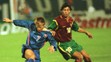 Miroslav Sovič a Rui Costa v súboji o loptu v kvalifikačnom zápase na EURO 2000 Slovensko - Portugalsko.