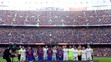 Hráči Barcelony a Realu Madrid si pred El Clásicom minútou ticha uctili pamiatku obetí leteckého nešťastia v Medellíne, v lietad