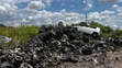 Enviropolícia preveruje pri Komárne nelegálny odpad zo starých áut.