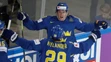 Švéd Nicklas Bäckström (vzadu) oslavuje so spoluhráčom Williamom Nylanderom gól vo štvrťfinále MS.2017.