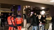 Evakuovaní obyvatelia internátu pri Slovnafte po požiari.
