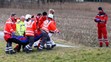 Záchranári odvážajú zraneného pasažiera na mieste zrážky dvoch vlakov v nemeckom Bad Aiblingu.