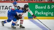 Zľava kapitán Tomáš Tatar a Dylan Cozens (Kanada) v zápase na MS 2022.