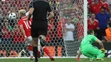 Walesan Aaron Ramsey strieľa gól do ruskej brány.