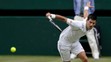 Novak Djokovič returnuje Rogerovi Federerovi vo finále Wimbledonu.