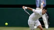 Novak Djokovič returnuje Rogerovi Federerovi vo finále Wimbledonu.