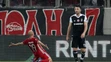 Esteban Cambiasso z Olympiacosu oslavuje svoj gól v osemfinále EL proti Besiktasu.